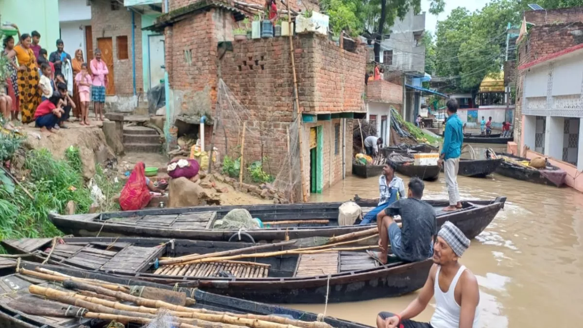 Flood in Chandauli : गंगा का रौद्र रूप, गल‍ियों में चली नाव, बलुआ व टांडा कला बाजार में घुसा पानी