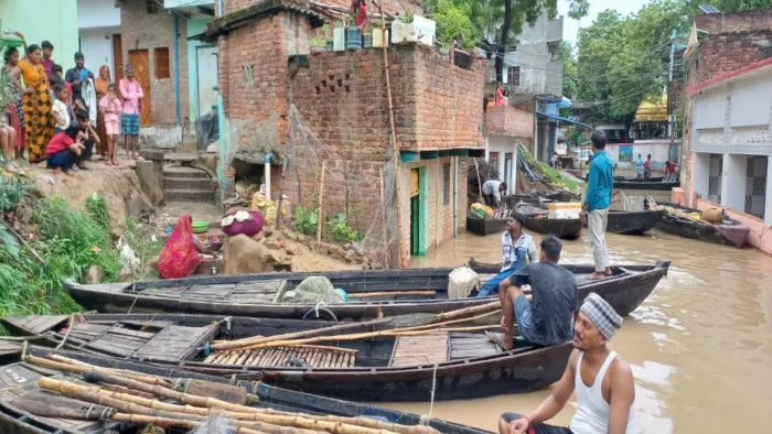 गंगा का रौद्र रूप अब गलियों से होते हुए बलुआ व टांडा कला बाजार में जा पहुंचा है।