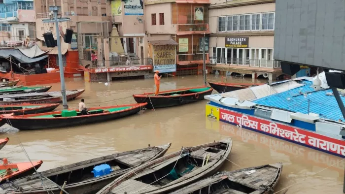 वाराणसी में बाढ़ का कहर, गंगा ने चेतावनी के बाद खतरा निशान भी क‍िया पार ...
