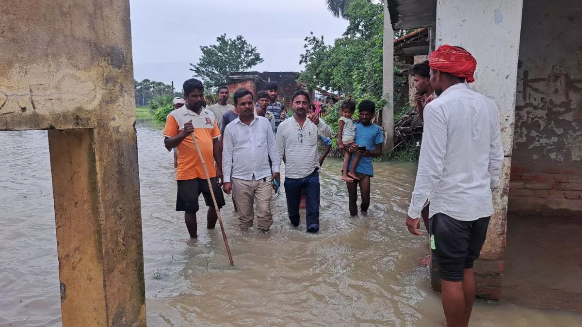 Jamui News: बारिश से हुई तबाही में दर्जनों घर ध्वस्त, खेतों में पानी भरने से 100 एकड़ से अधिक फसल बर्बाद