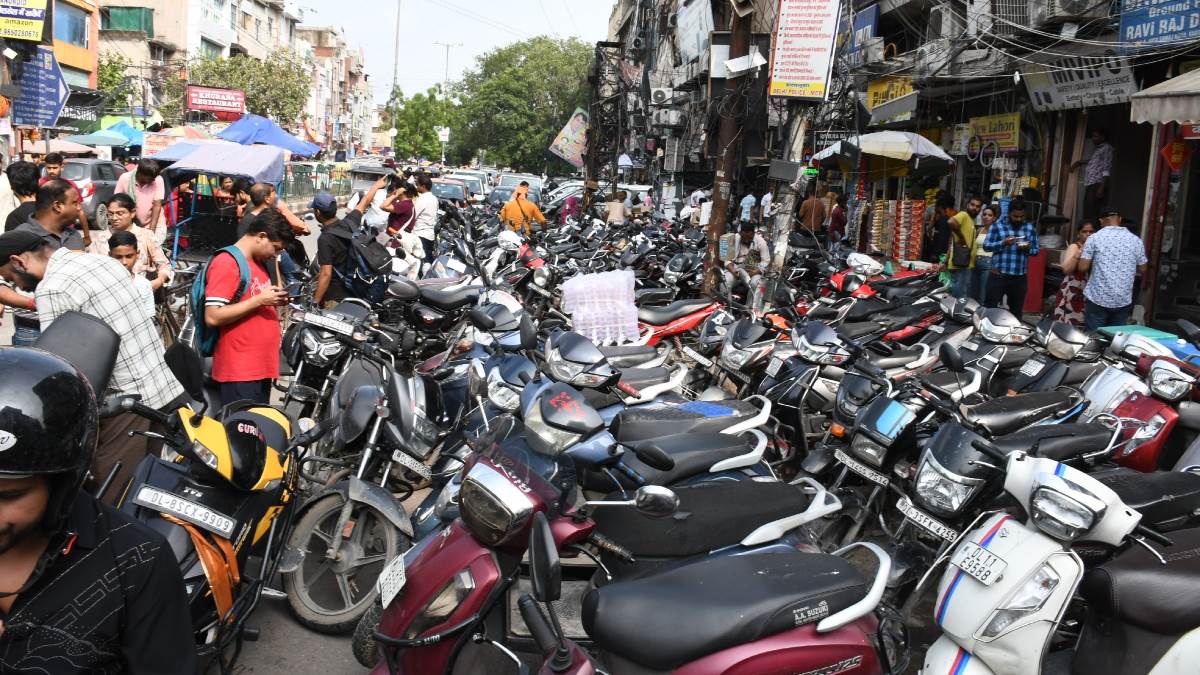 https://www.jagranimages.com/images/newimg/03082025/03_08_2025-parking_24002813.jpg