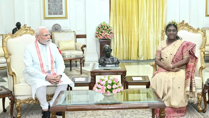 प्रधानमंत्री नरेंद्र मोदी ने राष्ट्रपति भवन में राष्ट्रपति द्रौपदी मुर्मु से मुलाकात की (फोटो: @rashtrapatibhvn)