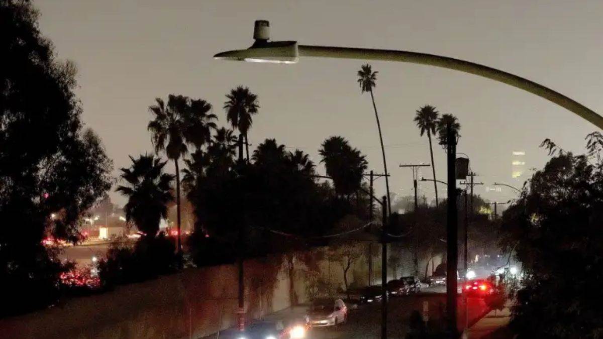 https://www.jagranimages.com/images/newimg/03082025/03_08_2025-street-lights_24002314.jpg