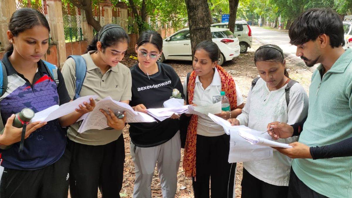 https://www.jagranimages.com/images/newimg/03082025/03_08_2025-studnet_exam_mtr_24002403.jpg