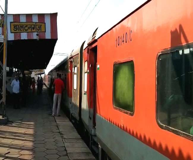 Jharkhand: टाना भगतों के प्रदर्शन से थमे ट्रेनों के पहिए, बस से रांची भेजे गए राजधानी एक्सप्रेस के यात्री