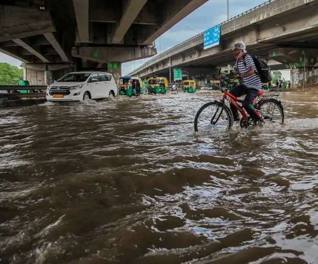 भारी बारिश के चलते दिल्ली-एनसीआर में जलभराव, तस्वीरों में देखें बाढ़ प्रभावित असम-महाराष्ट्र फोटो