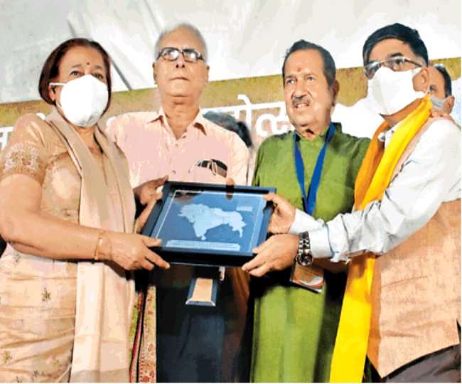 शहीद मेजर मोहित शर्मा की मां सुशीला को अखंड भारत के मानचित्र का स्मृति चिह्न् देकर सम्मानित करते इंद्रेश कुमार