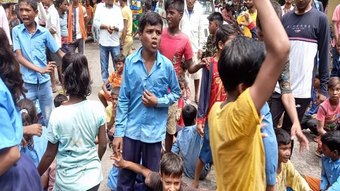 Arwal News: किंजर में मध्याह्न भोजन में अनियमितता पर भड़के छात्र, किया सड़क जाम