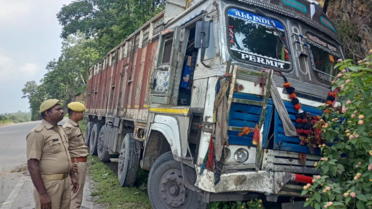 Accident in Sonbhadra : बाइक सवार झारखंड के दो युवकों सहित महिला को ट्रक ने कुचला, मौके पर ही मौत