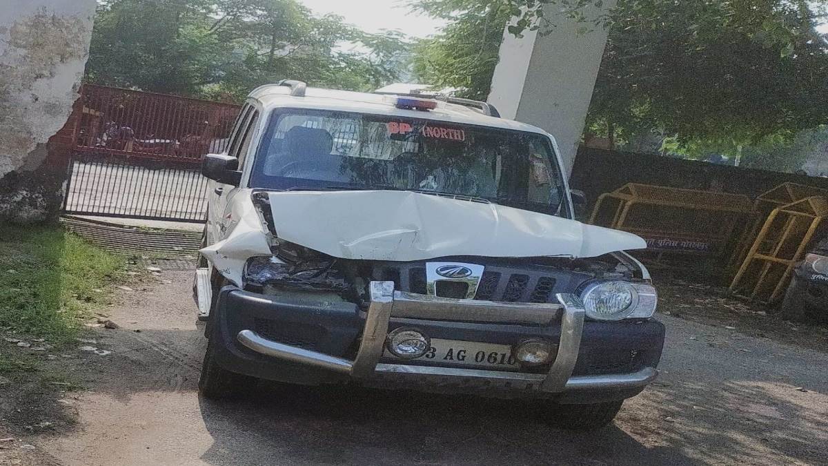 गोरखपुर में थानेदारों पर की ताबड़तोड़ फायरिंग, पीआरवी में तोड़फोड़ कर