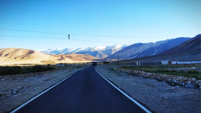 सड़क तैयार होने से अब सेना के बड़े वाहन भी चल सकते हैं।