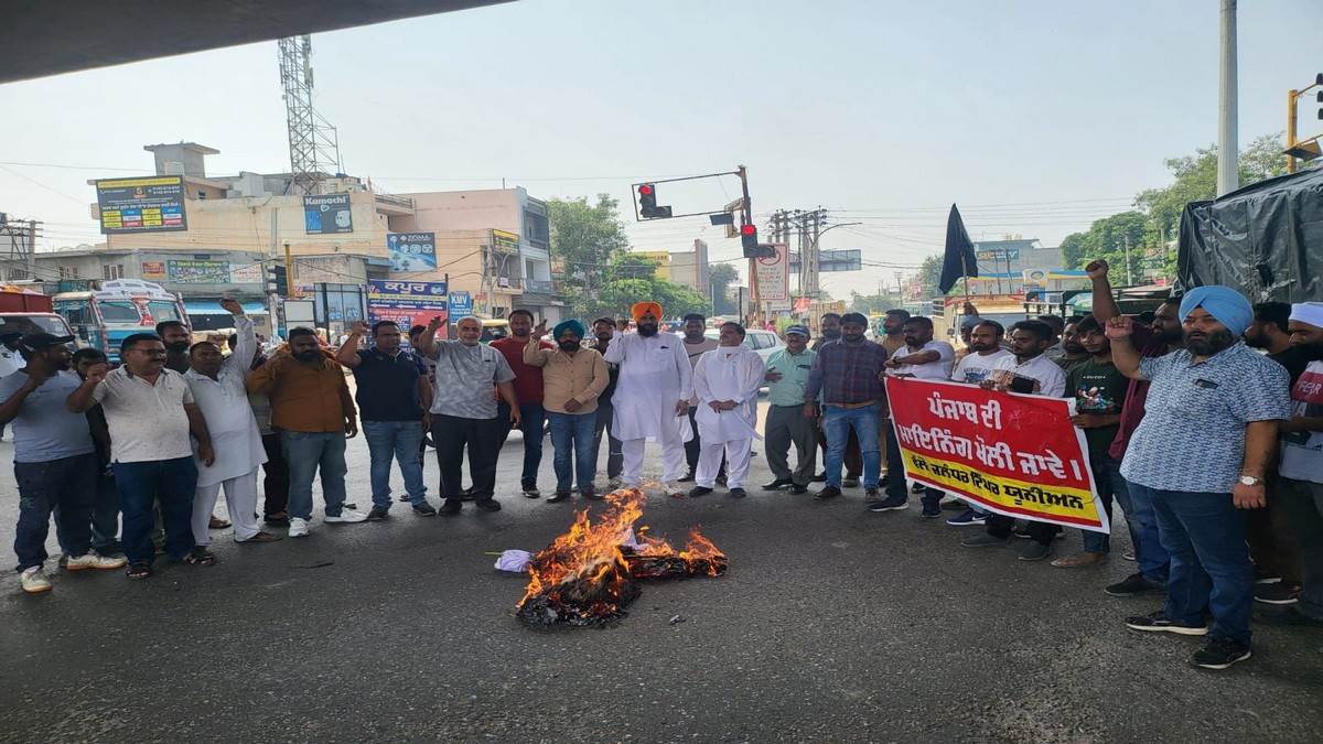 tipper association protest in jalandhar demanding to start mining in the state