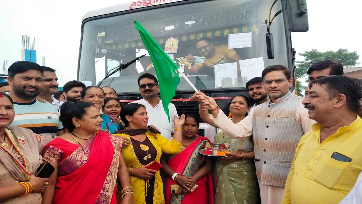 https://www.jagranimages.com/images/newimg/03092022/03_09_2022-sitarganj_bareilly_bus_23038726.jpg