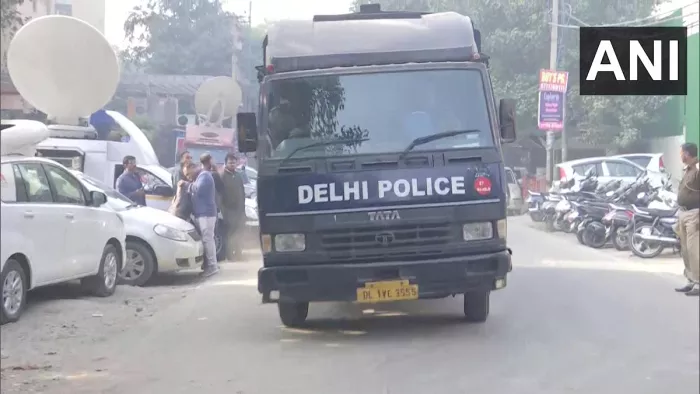 पूछताछ के दौरान आरोपितों ने बताया कि उन्होंने यमुनापार में दर्जनों लूट और झपटमारी भी की है।