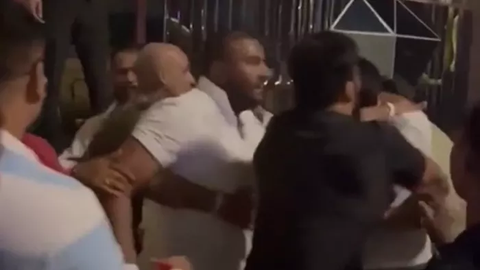 नोएडा के गार्डन गैलेरिया मॉल में नशे में धुत्त दो गुटों के बीच मारपीट।