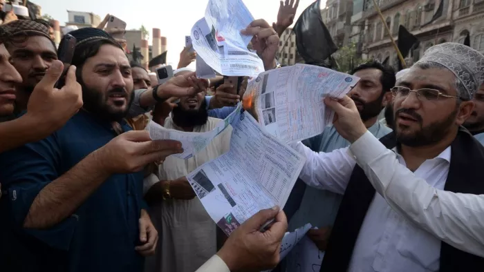 Pakistan Electricity bill: पाक में बिजली कीमतों पर हंगामा।