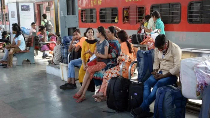 Train News: वर्षा के कारण ट्रेन से यात्रा करने वाले यात्रियों की बढ़ रही परेशानी। फाइल फोटो