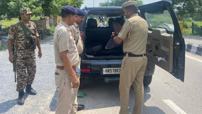 Haryana Chunav 2024: वाहनों की जांच करती हुई पुलिस। फोटो जागरण