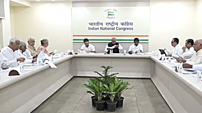 हरियाणा में दावेदारों के नामों पर मंथन करते हुए कांग्रेस लीडर