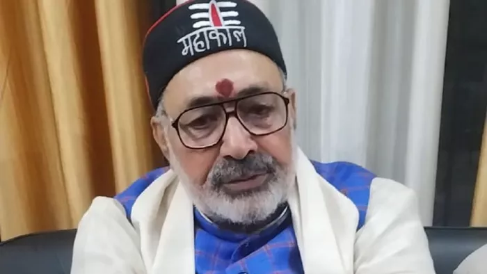 Giriraj Singh: मीडिया से बात करते केंद्रीय मंत्री गिरिराज सिंह।
