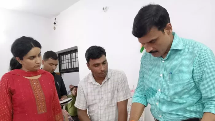जिलाधिकारी मंगला प्रसाद सिंह फाइल चेक करते हुए। जागरण