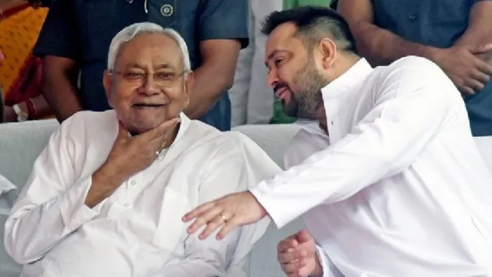 बिहार के मुख्यमंत्री नीतीश कुमार के साथ नेता प्रतिपक्ष तेजस्वी यादव। (फाइल फोटो)