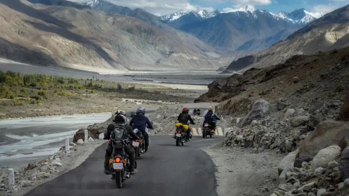 बाइक पर लेह-लद्दाख जाना हो तो ये 10 सावधानियां बरतें।