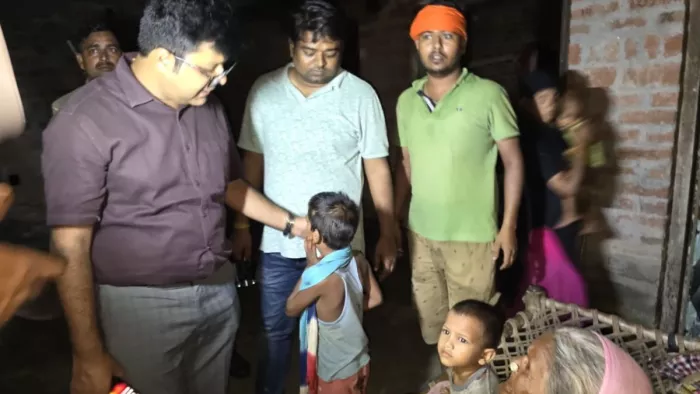 रामगांव थाना के गिरधरपुर में भेड़िए के हमले के बाद परिजन से जानकारी लेते बीडीओ हेमंत यादव . जागरण