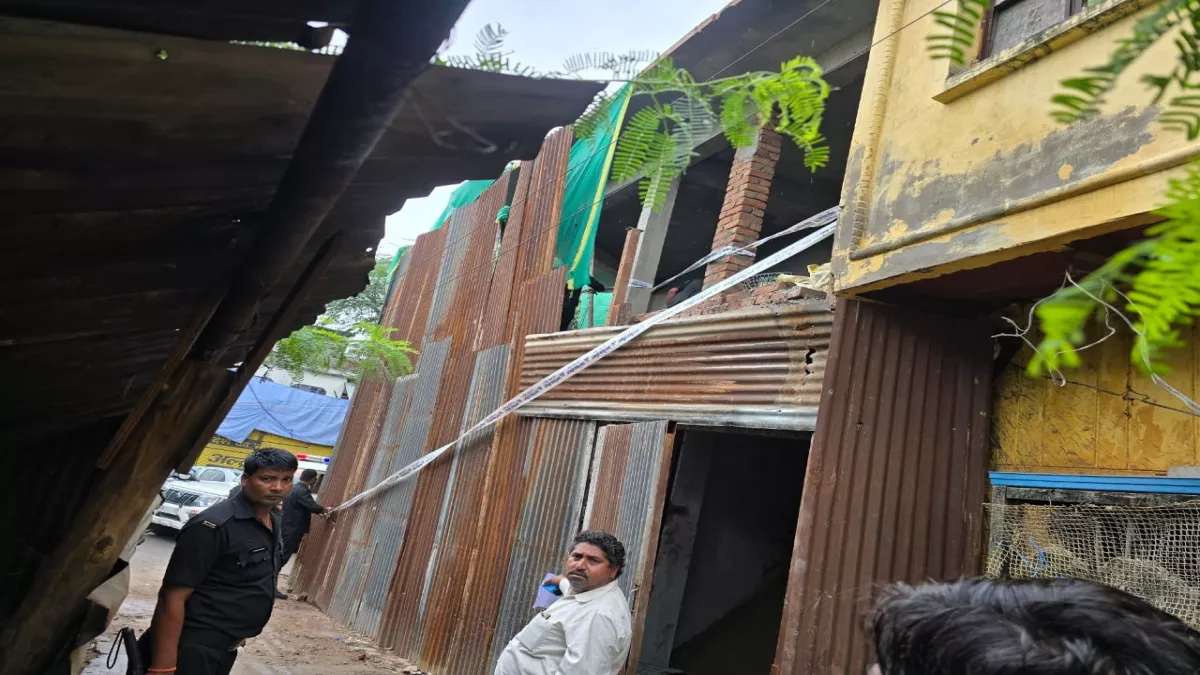 Agra News: ताजमहल के नजदीक अवैध निर्माण सील, पूर्व पार्षद सुनील राठौर गिरफ्तार