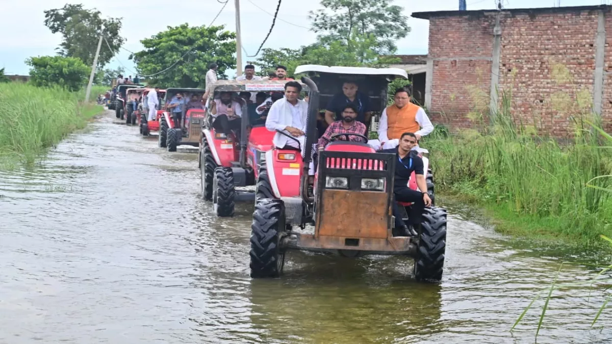 ट्रैक्टर में सवार होकर आपदा प्रभावित के बीच पहुंचे CM Dhami, कहा - 'प्रभावितों के साथ खड़ी है सरकार'