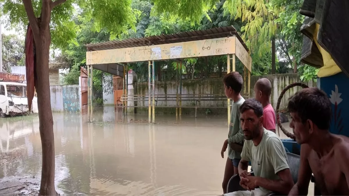 Kasganj Flood Alert: गंगा में उफान जारी... खतरे के निशान से 17 सेंटीमीटर ऊपर पहुंची