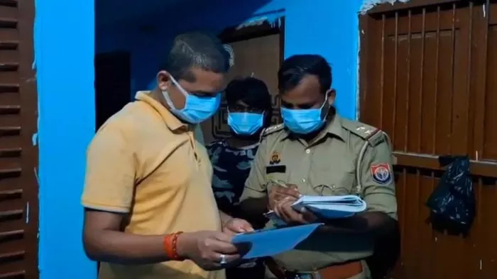 महेंद्रनगर वार्ड में जांच पड़ताल करते चौकी प्रभारी छोटेलाल। जागरण