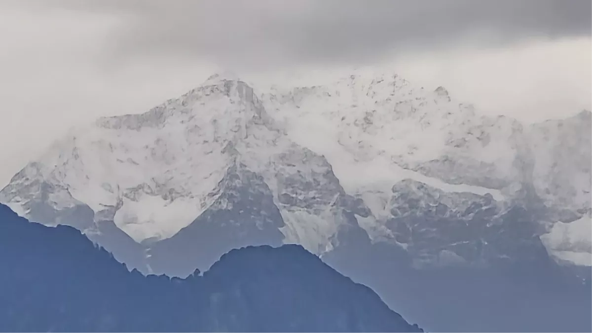 उत्‍तराखंड में मौसम ने ली करवट, बदरीनाथ, गंगोत्री व यमुनोत्री धाम से लगी चोटियों ने ओढ़ी बर्फ की सफेद चादर
