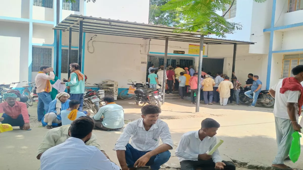 Bihar Bhumi: जमीन मालिकों के सामने मुसीबत, ऑनलाइन खतियान नहीं; रिकॉर्ड रूम में बढ़ी रैयतों की भीड़