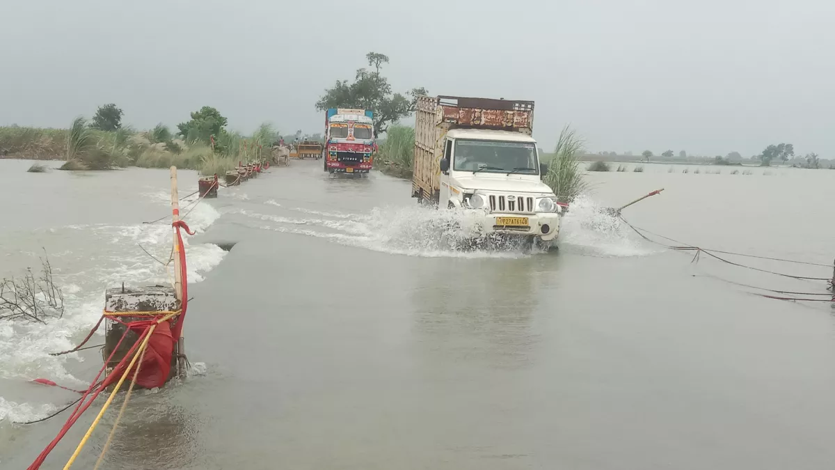 नरौरा बांध से छोड़ा गया एक लाख 72 हजार क्यूसेक पानी, स्टेट हाईवे बन गया तालाब