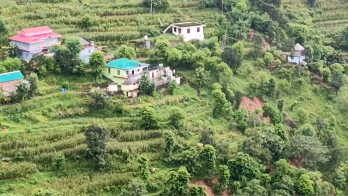 बिलासपुर का बनाली गांव भूस्खलन व जमीन धंसने के कारण खतरे में आ गया है। जागरण