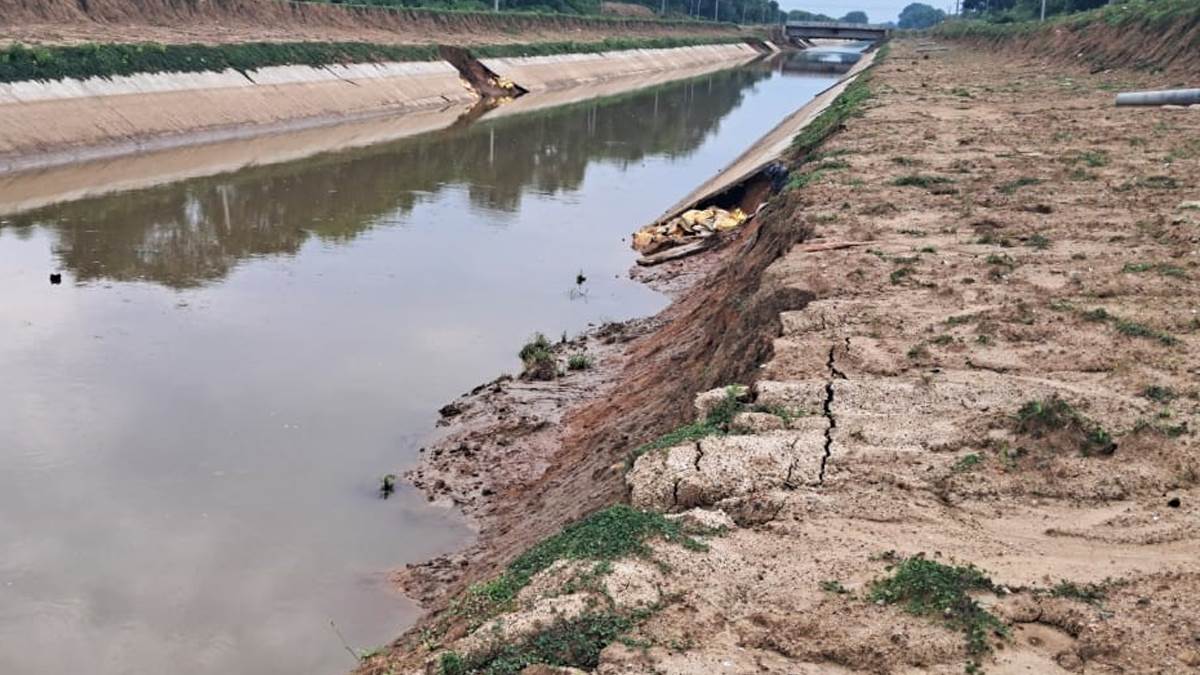 https://www.jagranimages.com/images/newimg/03092025/03_09_2025-canal_damage_24034485.jpg