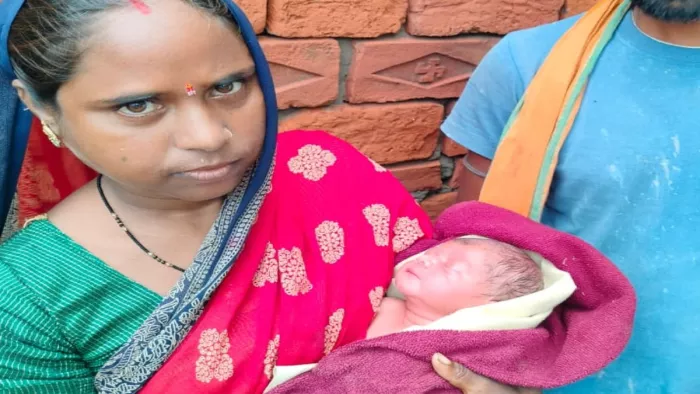पानी में बांस के दौरा में बहकर आ रही नवजात बच्ची को मिला नीलम का सहारा।