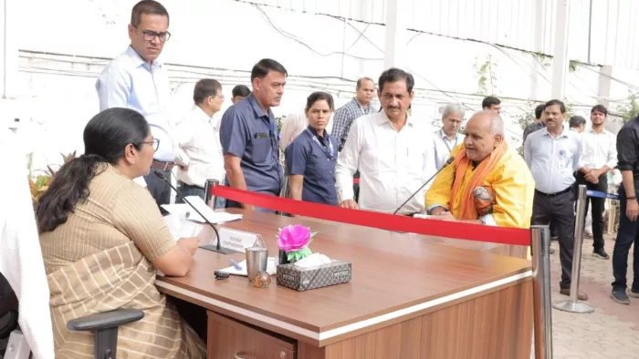 मुख्यमंत्री रेखा गुप्ता ने कड़ी सुरक्षा के बीच जन सुनवाई फिर से शुरू की।