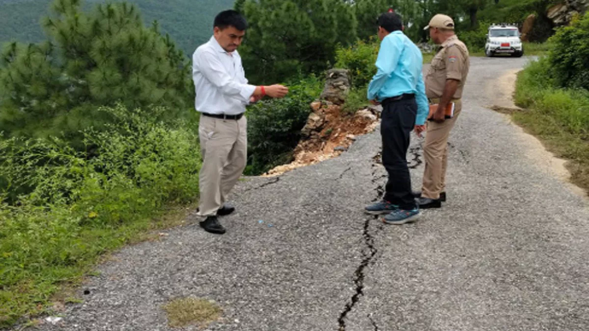 अब उत्‍तराखंड के इस पहाड़ी शहर में आपदा का खतरा, धंसने लगी जमीन; कई परिवार शिफ्ट