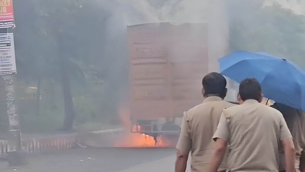 https://www.jagranimages.com/images/newimg/03092025/03_09_2025-fire_on_truck_24034823.jpg
