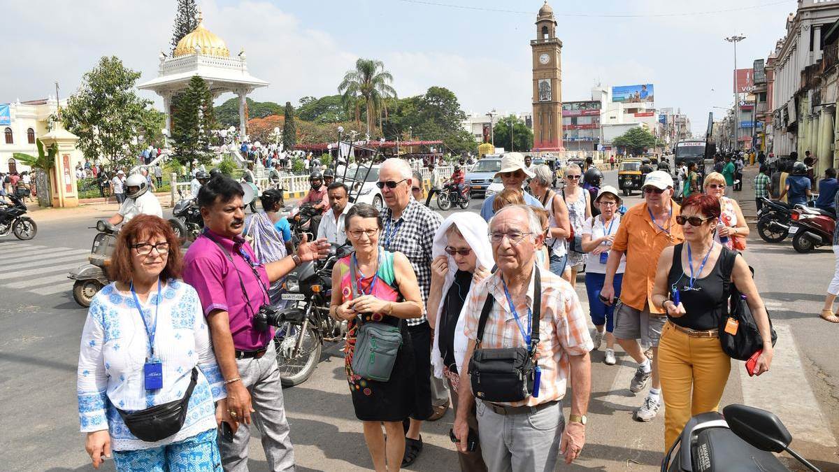 https://www.jagranimages.com/images/newimg/03092025/03_09_2025-foreigner_tourists_24034716.jpg