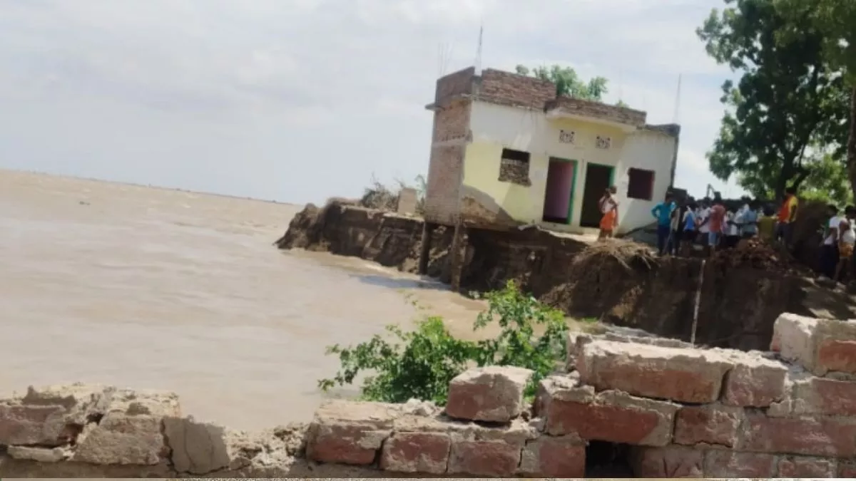 यूपी के इस ज‍िले में गंगा द‍िखा रही रौद्र रूप, 14 घंटे के अंदर नदी में समा गए 24 मकान