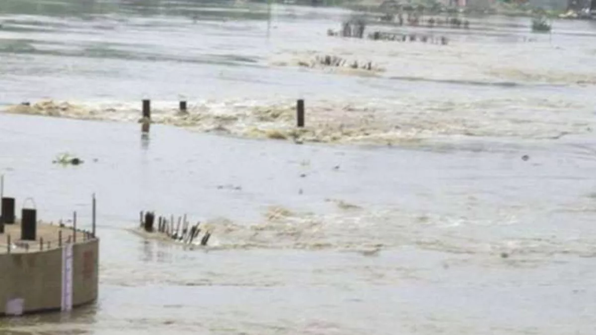 Shahjahanpur News: गर्रा में तेजी से बढ़ रहा जलस्तर, दियूनी बांध से छोड़ा गया में 52 हजार क्यूसेक पानी