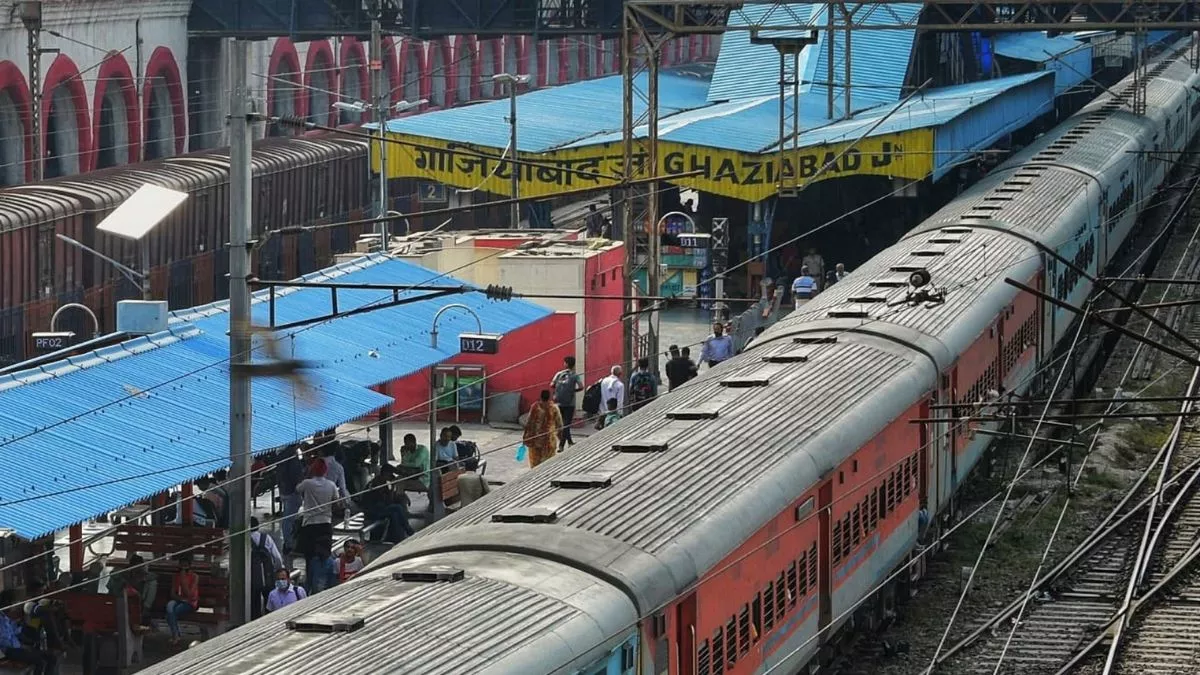 Ghaziabad News: दिल्ली में लोहे का पुल बंद होने पर 21 लोकल ट्रेन रद, यात्रियों को होगी परेशानी