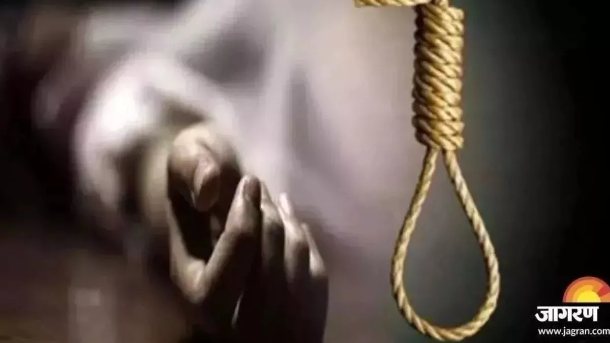 मोबाइल में लड़के का नंबर देख मां ने लगाई डांट, गुस्साई लड़की ने फांसी लगाकर की आत्महत्या