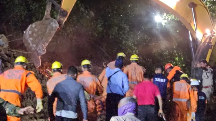 राहत और बचाव कार्य में लगे राहतकर्मी, बचाव कार्य जारी