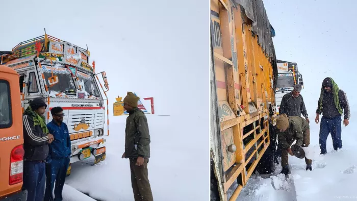बारालाचा दर्रे पर बर्फबारी के बीच फंसे लोगों को रेस्क्यू करती पुलिस। जागरण