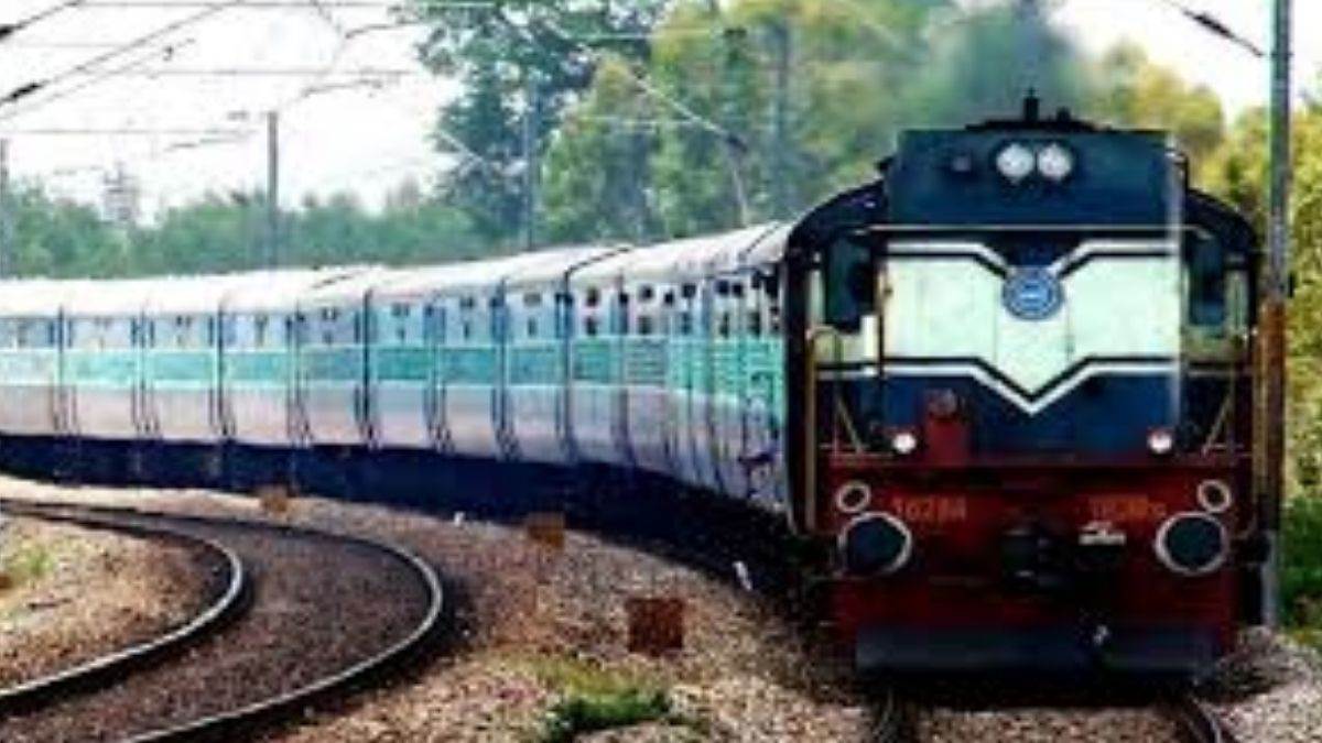 https://www.jagranimages.com/images/newimg/03092025/03_09_2025-humsafar_express_24034812.jpg