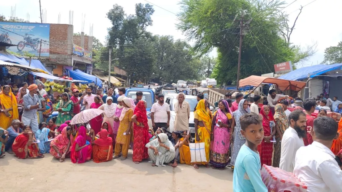 खाद बांटने में दबंग किसानों को मिलती है प्राथमिकता, विरोध में NH 75 किया जाम